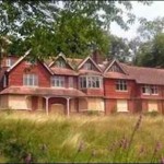 اندرشاو، خانه ی ییلاقی آجری قرمز نزدیک هیندهود در جنوب لندن که کانن دویل برای همسر بیمارش لوییس ساخت
