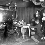 میز در هنگام جلسه احضار روح پالادینو در خانه ی ستاره شناسی فرانسوی به نام  کامیل فلاماریون، از روی زمین بلند می شود. 25 نوامبر 1898
