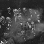 "عکس روح" گرفته شده توسط ویلیام هوپ، نشست سالانه ی "انجمن مطالعات تصاویر ماوراء طبیعه" که در آن سر آرتور کانن دویل و همسرش (مرکز، سمت چپ)نیز دیده می شوند (1922).