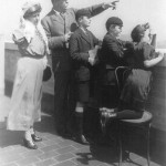 دویل به همره خانواده اش در حال تماشای مناظر در نیویورک 1922