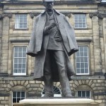 مجسمه ی شرلوک هولمز در ادینبورگ که روبروی محل تولد دویل که در حدود سال 1970 به طور کامل تخریب شد، ساخته شد