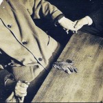 مینا کراندون با "دست روح" خود که مشخص شد که با تکه ای از جگر بریده ی شده ی حیوان درست شده است، 1920s   