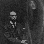 یک عکس گرفته شده توسط ویلیام هوپ که هری پرایس را با یک روح نشان می دهد، فوریه 1922