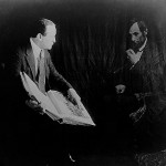 هودینی و روح ابراهام لینکلن حدود 1920-1930. هودینی نشان می دهد که چگونه عکاس می تواند "عکس روح" جعلی درست کند