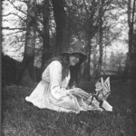دومین عکس از پنج عکس که در 1917 گرفته شد و السی را با جنی بالدار نشان می دهد
