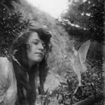 عکس چهارم که در آن پری دسته ای گل به السی تقدیم می کند، 1920