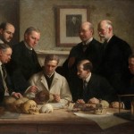 پرتره ای کشیده شده توسط جان کوک در 1915، که بررسی جمجمه ی پیلتداون را نشان می دهد.
 ردیف عقب از چپ به راست:
F. O. Barlow, G. Elliot Smith, Charles Dawson, Arthur Smith Woodward 
ردیف جلو: 
A. S. Underwood, Arthur Keith, W. P. Pycraft, and Sir Ray Lankester و تابلوی چارلز داروین بر دیوار آویزان است.